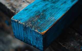 Comment le choix des couleurs aide à moderniser un meuble en merisier ?