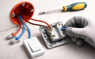 découvrez notre guide pas à pas pour débutants sur le montage d'un interrupteur simple allumage. apprenez facilement à installer votre interrupteur électrique en toute sécurité.