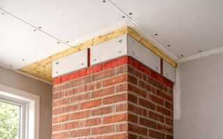 découvrez les normes coupe-feu à respecter lors de l'installation de placo au plafond près d'une cheminée pour garantir sécurité et conformité.