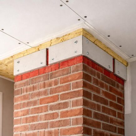 découvrez les normes coupe-feu à respecter lors de l'installation de placo au plafond près d'une cheminée pour garantir sécurité et conformité.