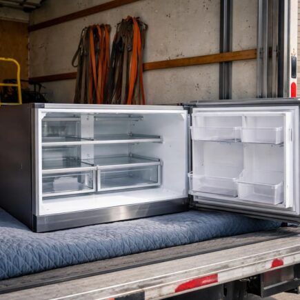 découvrez si vous pouvez coucher un frigo pour le transporter et les précautions essentielles à prendre pour éviter tout dommage lors du déplacement de votre réfrigérateur.
