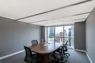 Plafond en toile tendue blanche dans une salle de réunion professionnelle moderne avec table ovale et chaises ergonomiques
